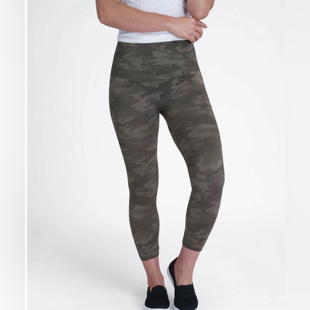 Spanx Look At Me Now Seamless Leggings Cropped